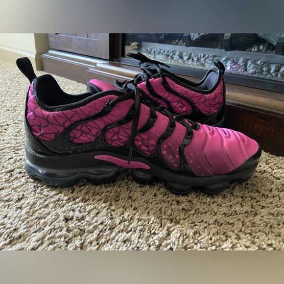 NIKE AIR VAPORMAX PLUS ACTIVE FUSHIA/BLACK - Picture 6 of 10